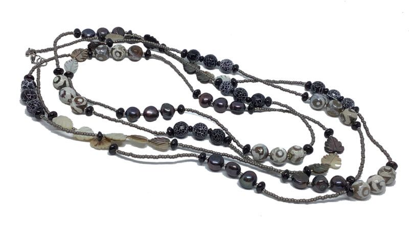 Håndlavet Unika meget lang halskæde med syret Agater, DZI Agater, Shell perler, ferskvandsperler, Onyx, Toho perler og Shell perler.