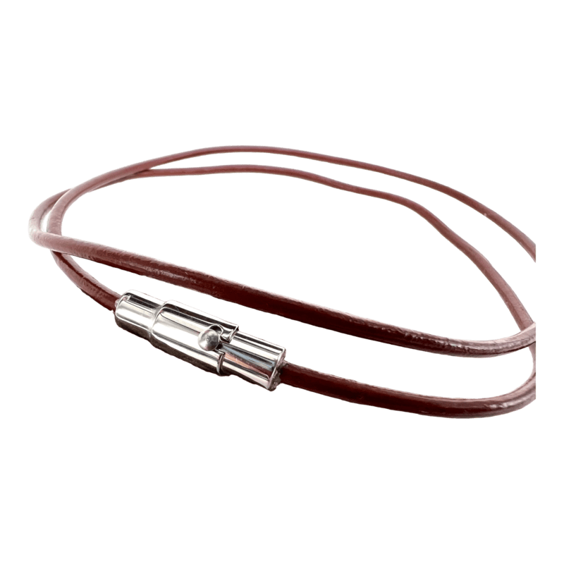 Glat læderkæde i 2mm. Med rustfristål magnetlås, i farverne rødbrun, antikbrun og sort, kæden laves efter dine mål.