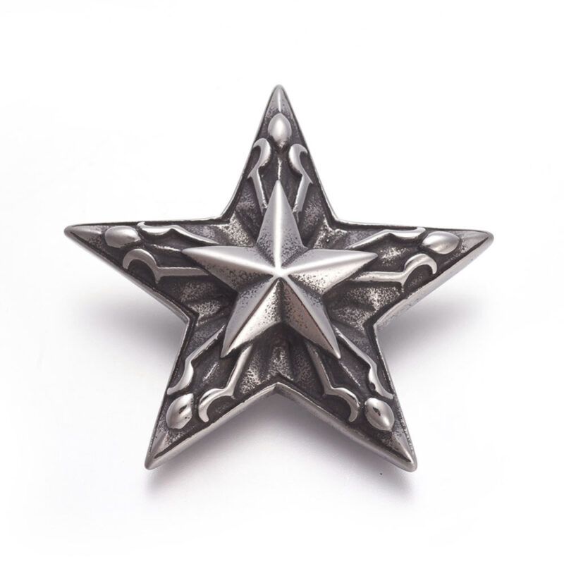 Stort stjerne vedhæn i antik sølvfarvet, rustfri stål, vedhænget måler 4.8x 4.7cm. Oh hullet til kæden måler 8x4mm. Vedhænget kan bærer af både mænd og kvinder. Prisen er for et stjerne vedhæng.