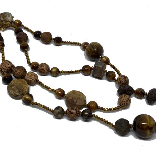 Håndlavet lang Unika halskæde med DZI Agater, kokos perler, Lava sten og Tigerøje i både rå og poleret perler, facetslebne glasperler, længden er ca 98 cm.