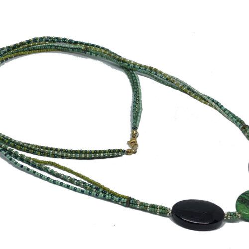 Håndlavet lang Unika halskæde med Agater og Zoizite og Toho perler i grønne  nuancer, og forgyldt rustfri stål lås.