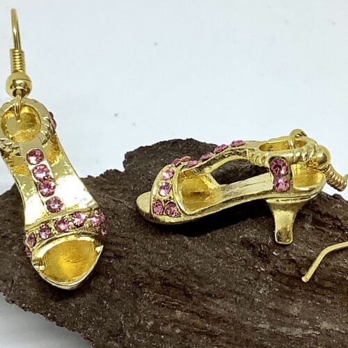 Øreringe med forgyldt sandal med pink krystaller. Kan laves med Sterling sølv ørekrog eller ørestikker. Længden er ca 4 cm.