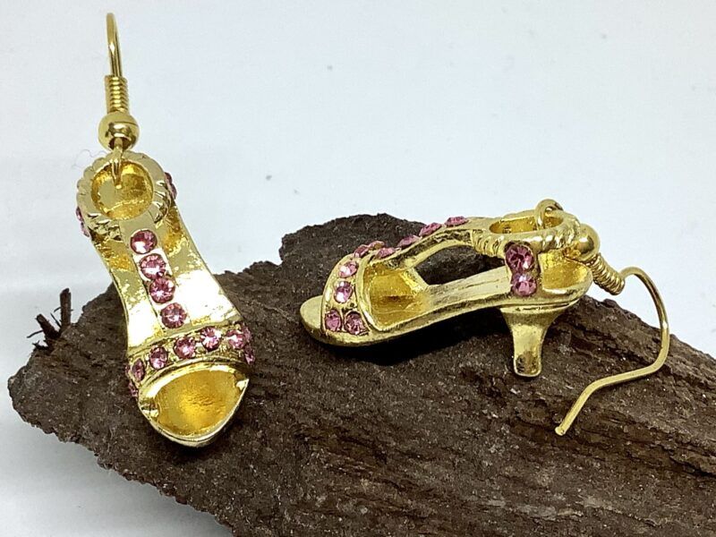 Øreringe med forgyldt sandal med pink krystaller. Kan laves med Sterling sølv ørekrog eller ørestikker. Længden er ca 4 cm.