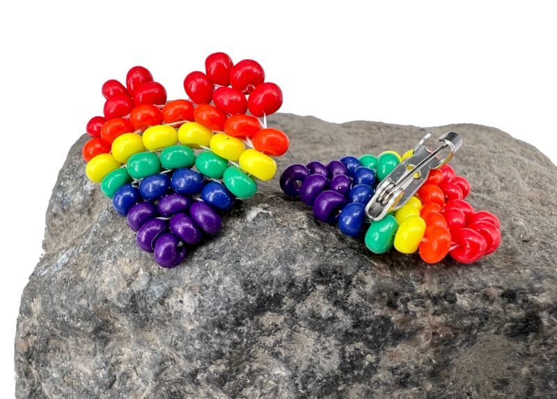 Pin / nål i Pride, chakra, regnbue farver, med hjerte og stjerne Dansk håndlavet pin, nål til at sætte på tøjet, hatten, kasketten elle tasken mm. I Pride, chakra, regnbue farver.
