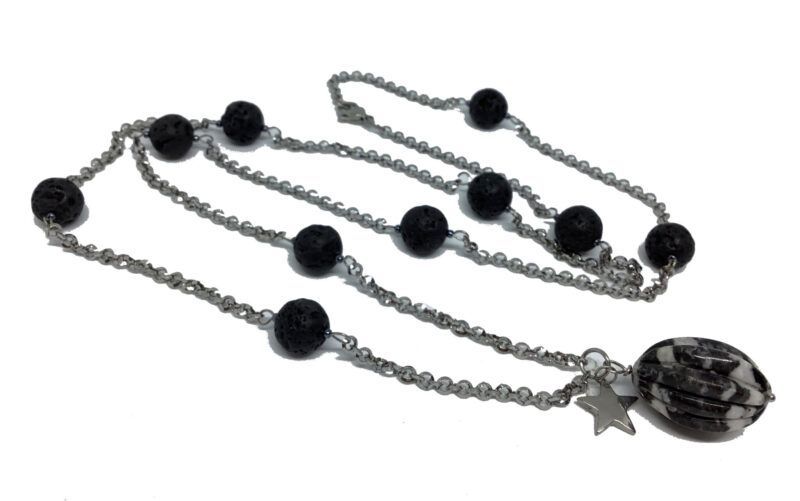 Håndlavet Unika halskæde med Lava sten og Zebra Calcit i ca 2 x 3 cm. Og rustfri stål kæde og en rustfri stål stjerne, kan laves kortere eller sættes forlænger kæde på, kæden er ca 110 cm