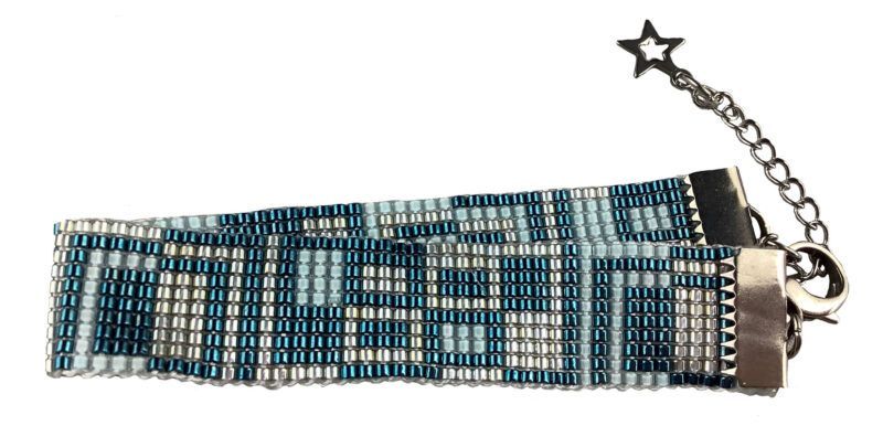 Håndvævet armbånd med Miyuki Delica perler og almindelig lås, i lys blå, blå og sølv farvet perler