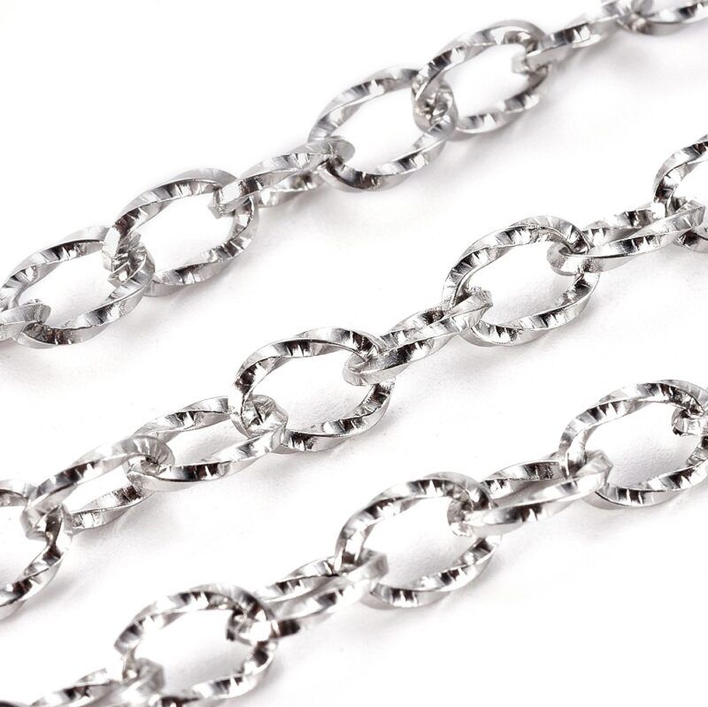 Kæde med tekstur i rustfri stål / forgyldt stål Kraftig kæde med tekstur, i rustfri stål farve og forgyldt, kæden er ca. 5.5 mm. I breden og tykkelsen på ringene er ca. 1.1mm.