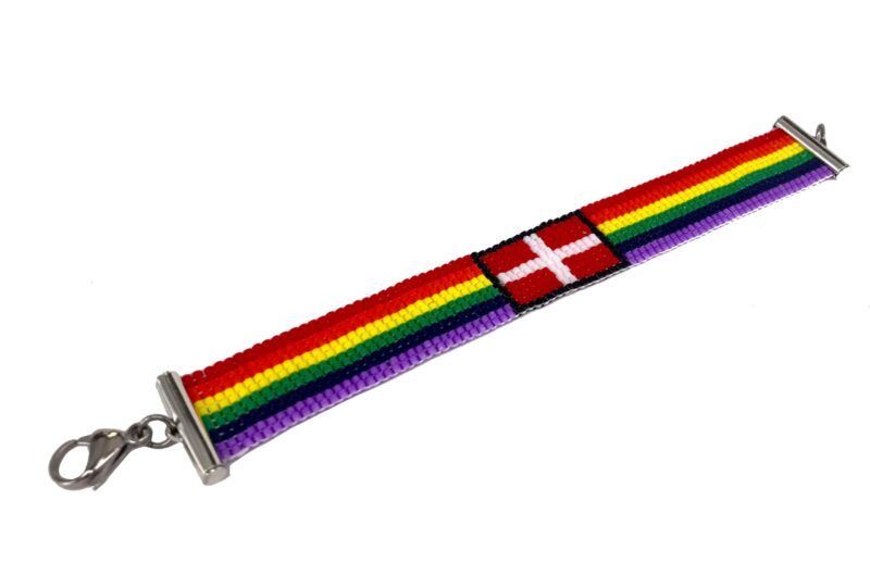 Dansk håndlavet flot perlearmbånd farverigt med dansk flag, i Pride /chakra / regnbue farver Armbåndet er ca. 1.6mm. bredt , med dansk flag i midten af armbåndet, i Pride / regnbue / chakra farver.