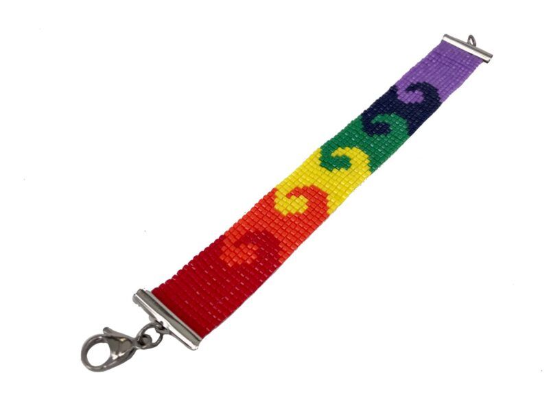 Dansk håndlavet flot farverigt armbånd med bølger, i Pride / chakra / regnbue farver Armbåndet er ca. 1.8cm. bredt, med bølger i Pride / regnbue / chakra farver.