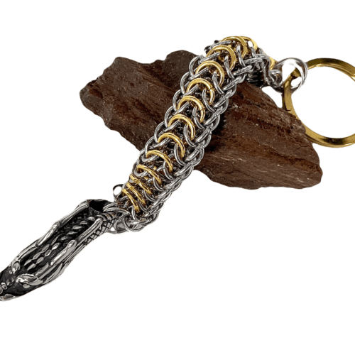 Nøglering i persian dragon scale chainmail, i stål / forgyldt, nøgleringen er af rustfri stål og måler ca. 1.5cm. I breden og er ca. 17cm. lang.