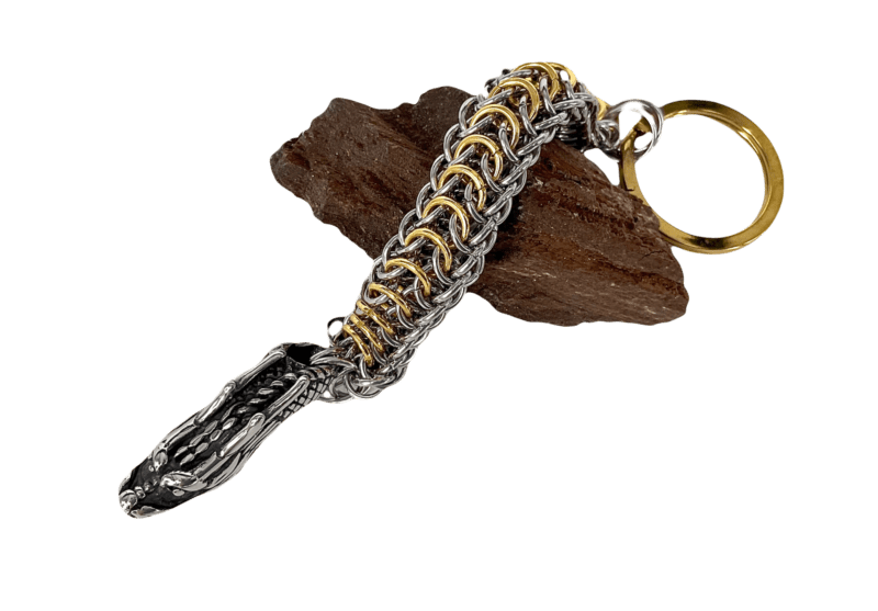 Nøglering i persian dragon scale chainmail, i stål / forgyldt, nøgleringen er af rustfri stål og måler ca. 1.5cm. I breden og er ca. 17cm. lang.