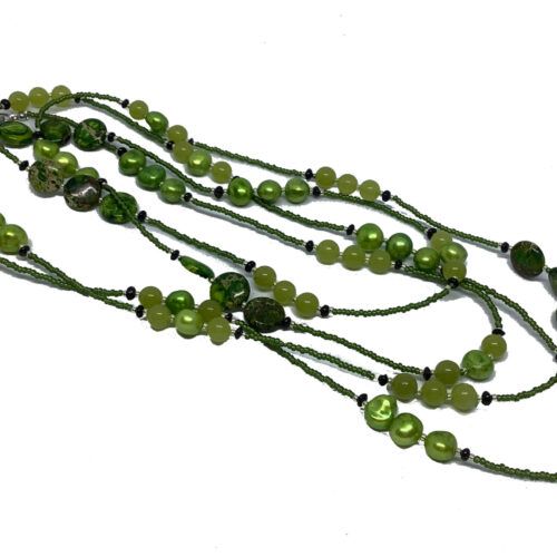 Håndlavet meget lang unika halskæde med grøn Maifanit, Ferskvandsperler, Jade perler, Onyx og Toho perler.