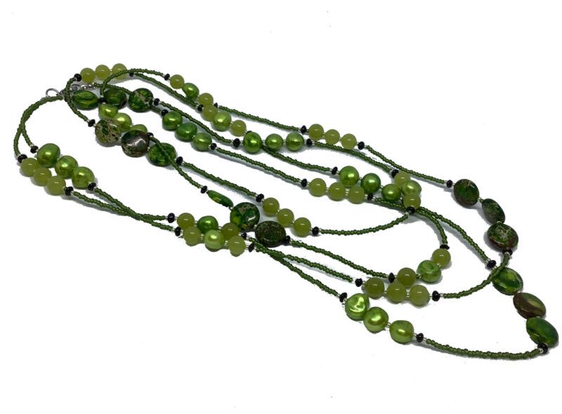 Håndlavet meget lang unika halskæde med grøn Maifanit, Ferskvandsperler, Jade perler, Onyx og Toho perler.