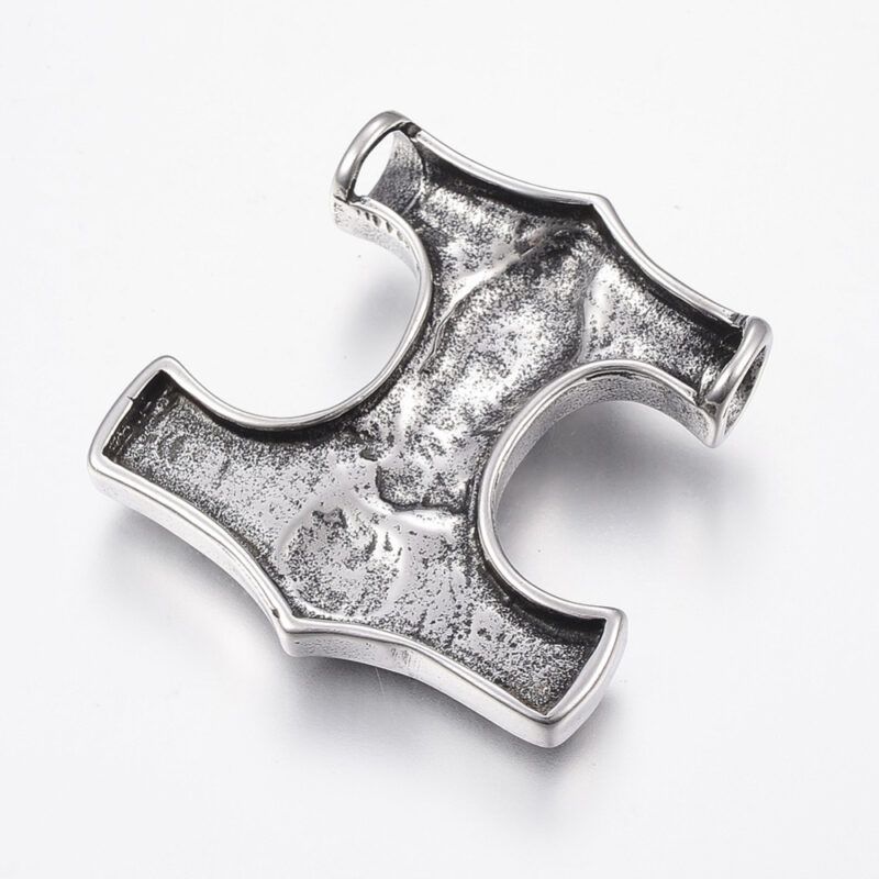Thors hammer vedhæng, med Thor’s ansigt på, i antik rustfri stål, vedhænget måler ca. 3.5cm x 3.5cm. Hullet til kæden er ca. 4.5mm.
