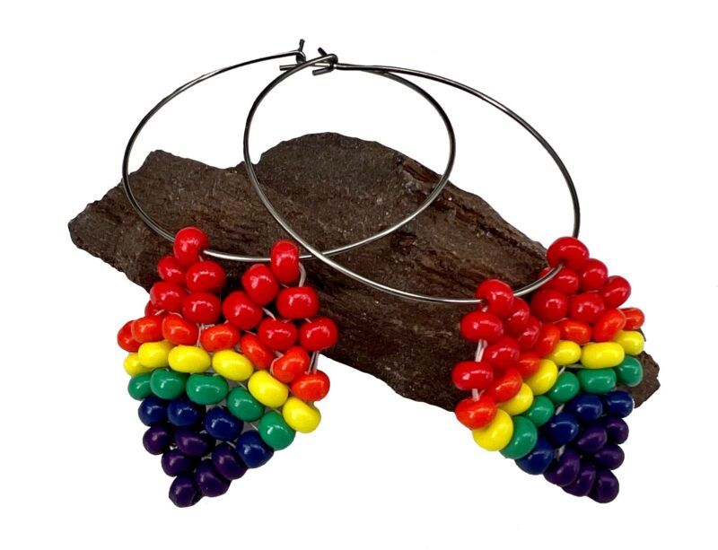 Hoop / øreringe med hjerter / stjerner i Pride/ chakra farver.P Er du til flotte kraftige farver, så er disse farverige øreringe / Hoop , lige noget for dig.