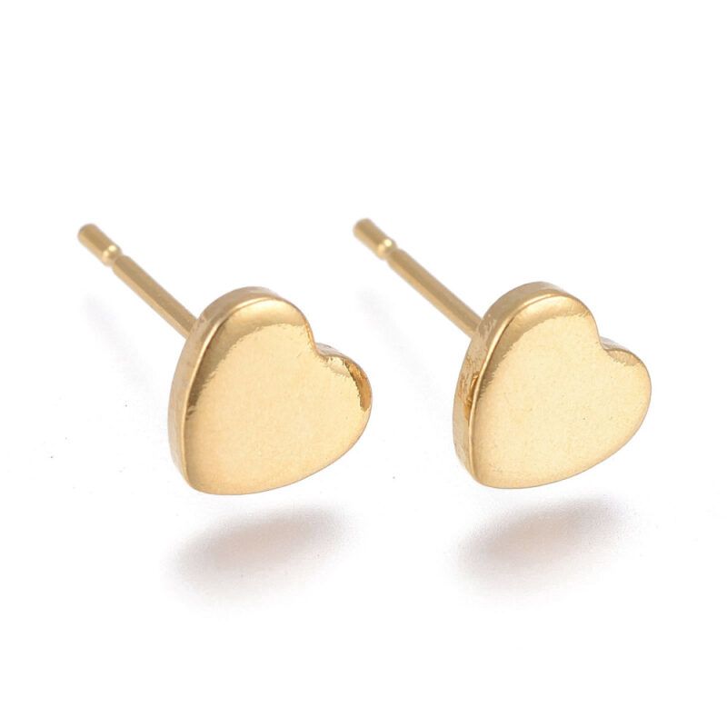 Rustfri stål øre stik i hjerte form i forgyldt eller stål farvet i målene 6 x 6 mm Pinden der igennem øret er 0,8 mm Bemærk at der kun følger silikone øre låse med