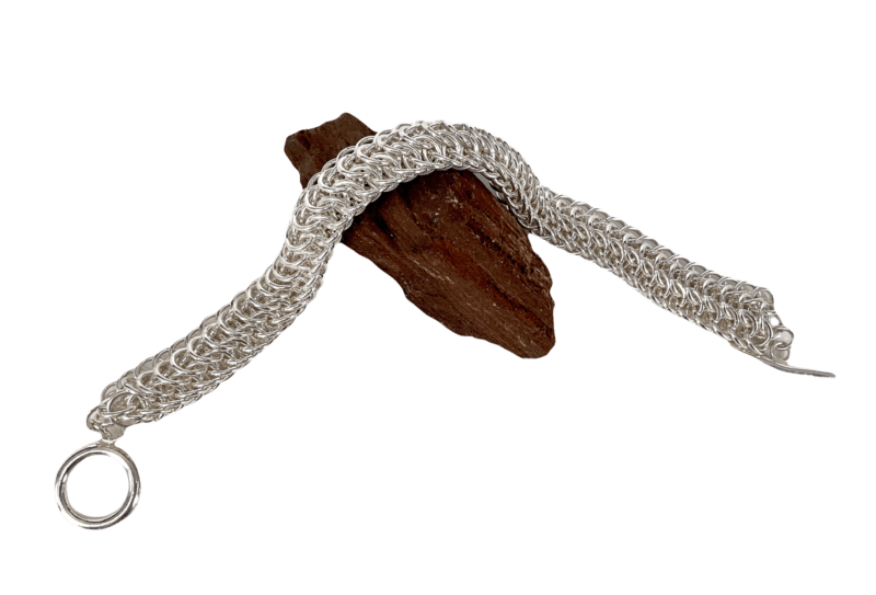 Bredt armbånd i dragon belly chainmail, armbåndet er lavet i Sterling søl er både bredt og kraftigt. Det bliver lavet efter dine mål.