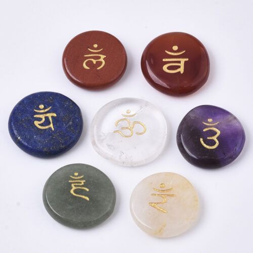 Chakra yoga sten, sæt med 7 forskellige halvædelsten Et sæt bestående af 7 runde halvædelsten, kan bruges til yoga, massage og chakra sten mm. De er malet med chakra tegn i guld, og de måler ca. 19~24x21.5~22.5x4.5~5.5 mm. Sættet indeholder en sten af hver: