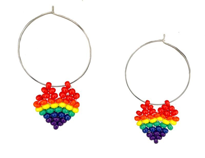 Hoop / øreringe med hjerter / stjerner i Pride/ chakra farver.P Er du til flotte kraftige farver, så er disse farverige øreringe / Hoop , lige noget for dig.