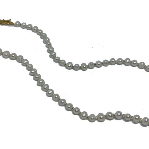 Håndlavet halskæde med hvide Ferskvandsperler i ca 5 - 6 mm, og Toho perler. Med forgyldt messing lås