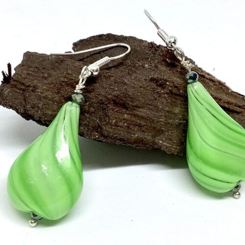 Øreringe med mundblæst glas perle i omvendt hjerte form i lys grøn med grønne striber. Vælg imellem forgyldt / forsølvet ørekrog, eller Sterling sølv / forgyldt ørekrog.