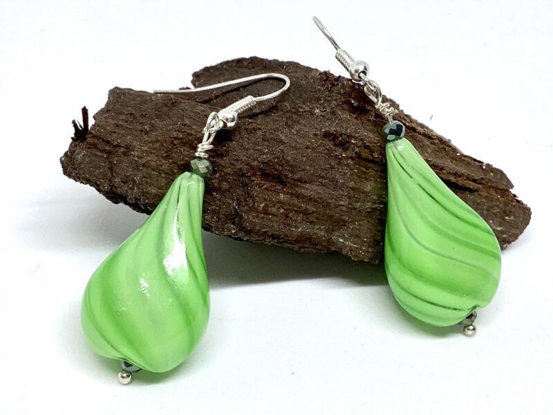 Øreringe med mundblæst glas perle i omvendt hjerte form i lys grøn med grønne striber. Vælg imellem forgyldt / forsølvet ørekrog, eller Sterling sølv / forgyldt ørekrog.