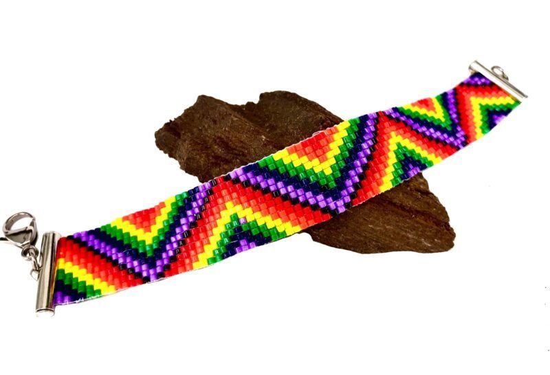 Dansk håndlavet flot bredt armbånd i regnbue / Pride / chakra farver, med zig zag mønster  Perlearmbånd lavet af Miyuki glasperler, i Pride / chakra / regnbue farver.