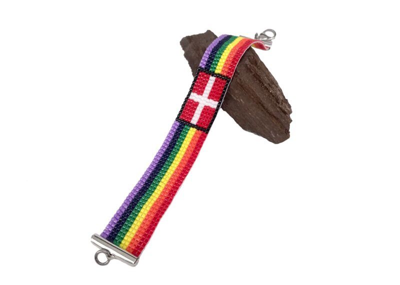 Dansk håndlavet flot perlearmbånd farverigt med dansk flag, i Pride /chakra / regnbue farver Armbåndet er ca. 1.6cm. bredt , med dansk flag i midten af armbåndet, i Pride / regnbue / chakra farver.