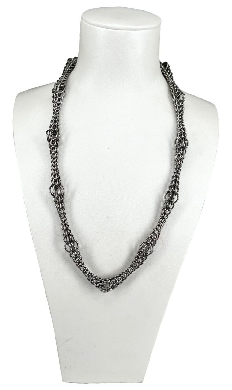 Flot Bubbel persian Chainmail halskæde i rustfri stål Flot gradueret Bubbel persian halskæde i Chainmail, lavet af rustfri stål ringe. Halskæden er ca. 6mm hvor den er tyndest, og ca. 1.2mm hvor den er bredest.