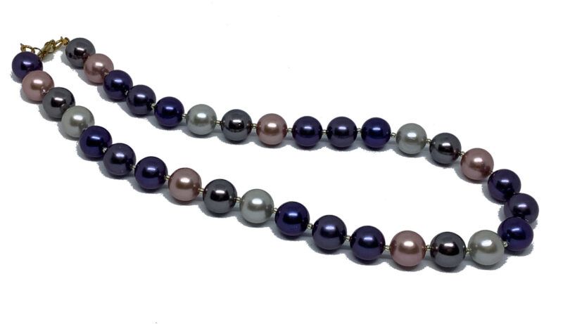 Håndlavet halskæde med Shell perler 12 mm i forskellige farver, mørk blå, Rosa, hvid, og mørk grå. Laves efter dit mål. Vælg imellem forgyldt eller forsølvet messing lås