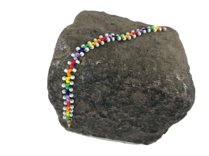 Dansk håndlavet flot smalt armbånd i regnbue / Pride / chakra farver Perlearmbånd lavet af Miyuki 3mm. glasperler, i Pride / chakra / regnbue farver.