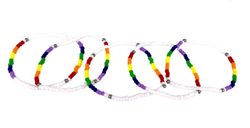 Håndlavet tynde armbånd, i 3 mm. Miyuki glasperler, farveståle armbånd med sorte eller hvide perler, med regnbue / Pride farverne i begge sider af armbåndet. Det er behageligt at have på da perlerne er trukket på elastik tråd. Det bliver lavet efter dine mål.