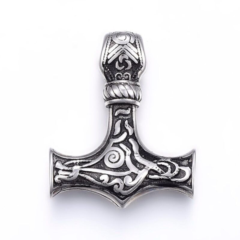 Flot Thor’s hammer halskæde vedhæng, i rustfri stål, med snirkler, i antik sølv farvet, den måler 37 x 30 x 9 mm og hullet er ca 5 mm. Prisen er pr stk.
