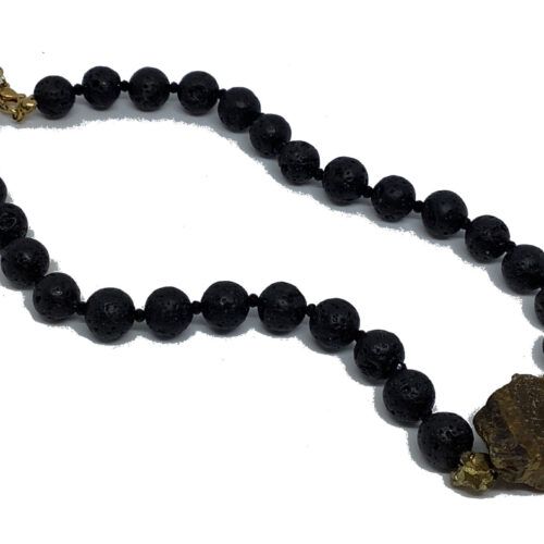Dansk håndlavet halskæde med lava perler, pyrite og rå Tigerøje perle og små sorte facetslebne glasperler. Laves efter dine mål.