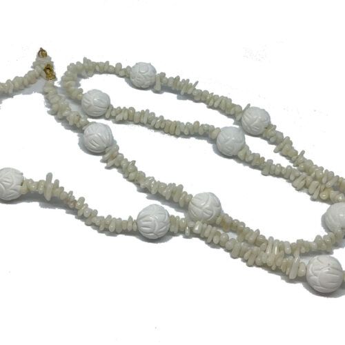 Håndlavet lang Unika halskæde med hvide hånd graveret koral perler og koral chips. Med forgyldt messing lås, kæden er ca 100 cm