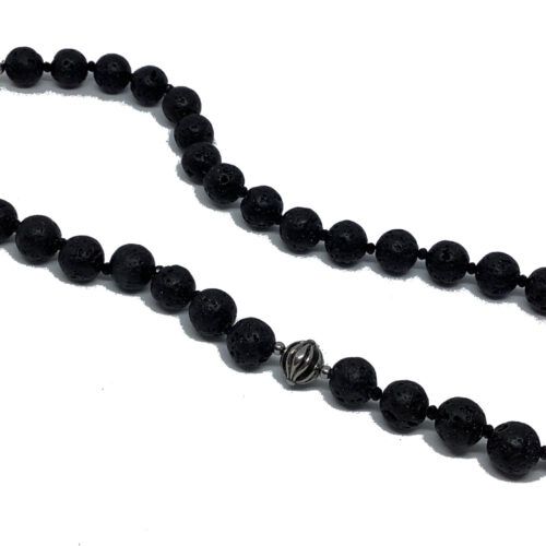 Halskæde med lava perler og rustfri stål perle med sort emalje, og små facetslebne perler, og rustfri stål lås Laves efter dit mål.