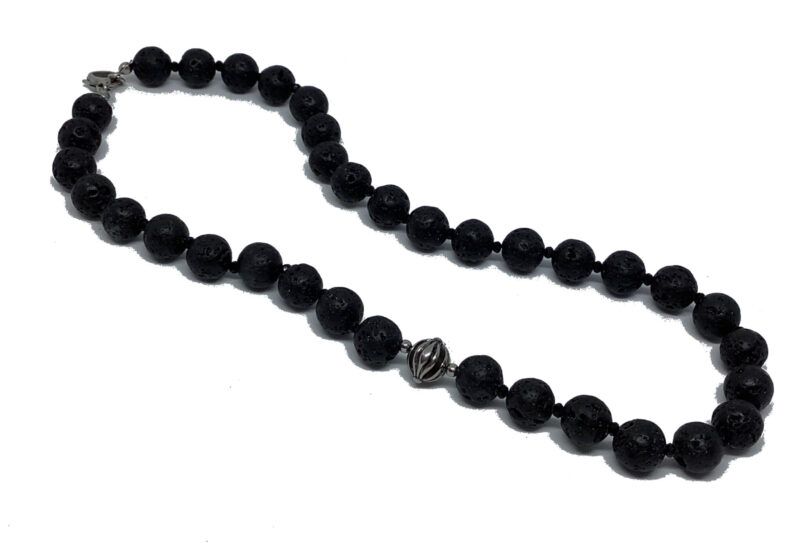 Halskæde med lava perler og rustfri stål perle med sort emalje, og små facetslebne perler, og rustfri stål lås Laves efter dit mål.