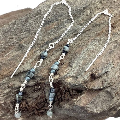 Håndlavet lange kæde øreringe i Sterling sølv med Larvikite, Hæmatit, Snowflake obsidian og Sort spindel. Kan laves med andre sten.