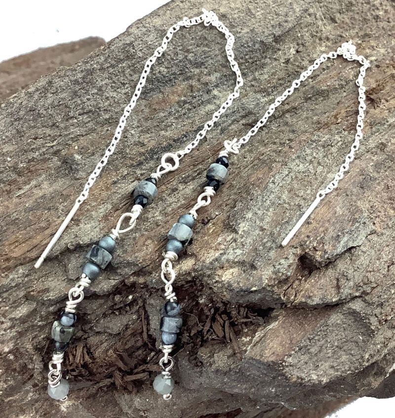 Håndlavet lange kæde øreringe i Sterling sølv med Larvikite, Hæmatit, Snowflake obsidian og Sort spindel. Kan laves med andre sten.