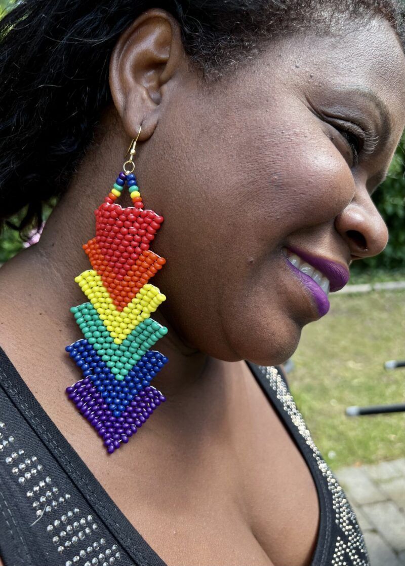 Kæmpe øreringe i Pride / chakra / regnbue farver i pileform