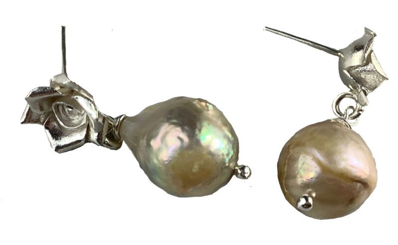 Håndlavet Unika ørering med store ferskvandsperler i Sterling sølv, længden er ca 3 cm.