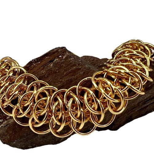Flot Viper scale chainmail halskæde i forgyldt rustfri stål Dansk håndlavet Viper scale chainmail halskæde,  i forgyldt rustfri stål den er lavet af stål ringe, der er sat sammen til et flot mønster, der kaldes viper scale.