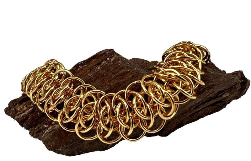 Flot Viper scale chainmail halskæde i forgyldt rustfri stål Dansk håndlavet Viper scale chainmail halskæde,  i forgyldt rustfri stål den er lavet af stål ringe, der er sat sammen til et flot mønster, der kaldes viper scale.