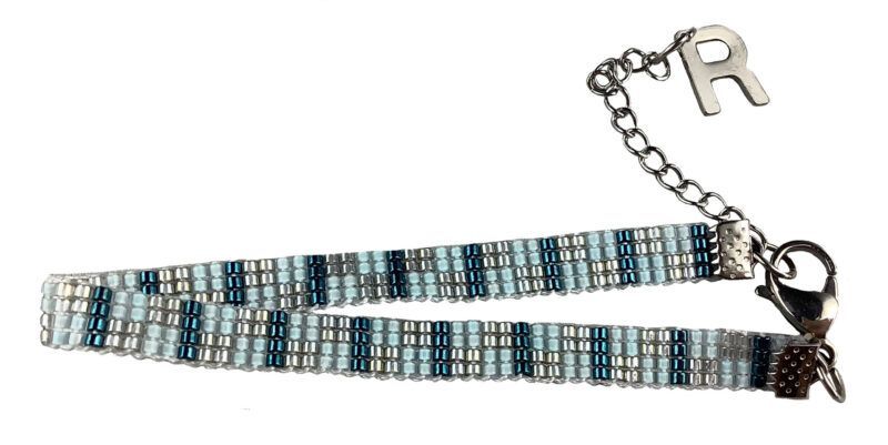 Håndvævet armbånd med Miyuki Delica perler og almindelig lås, i lys blå, blå og sølv farvet perler