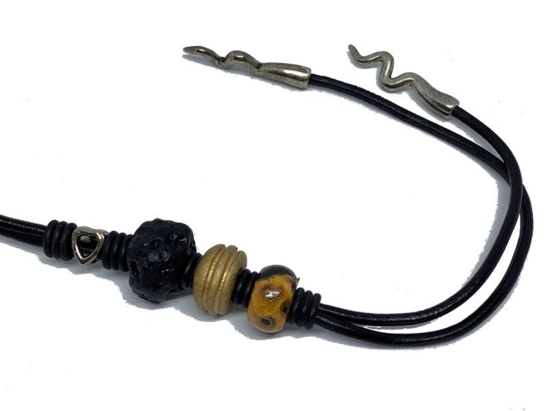 Håndlavet Unika halskæde med håndlavet Fimo ler perler, på 4mm læder snor, og små gummiringe der holder perlerne på plads, og lyn formet ende dupper.