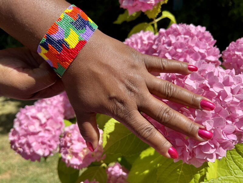 Dansk håndlavet bredt armbånd i regnbue / Pride farver