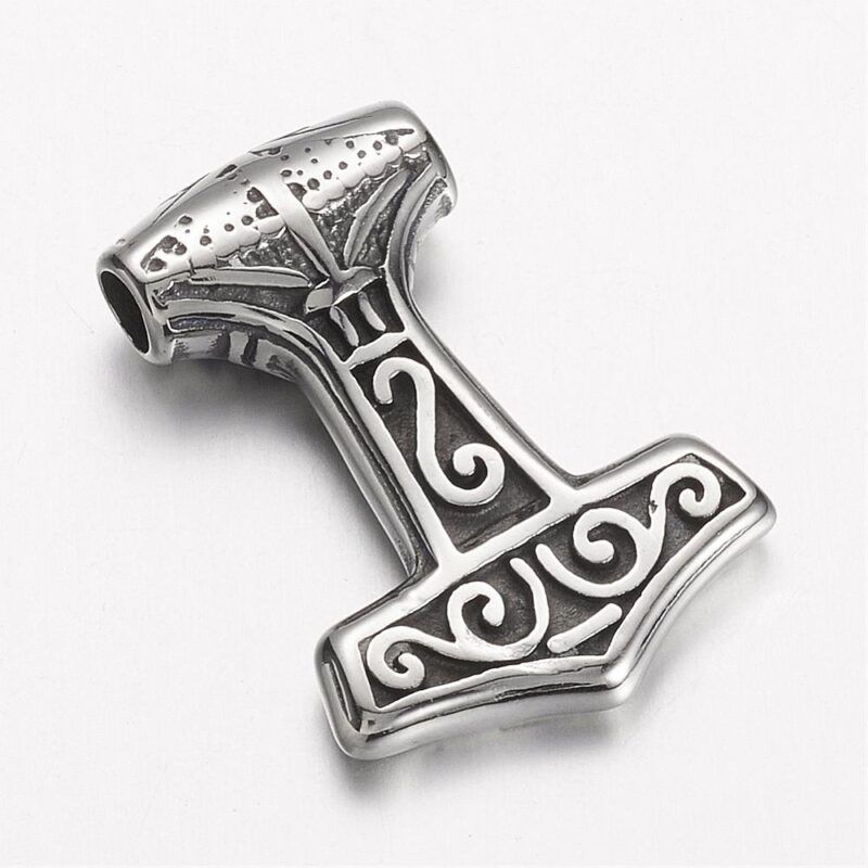 Thors hammer vedhæng med snirkler, i antik sølv farvet rustfri stål, det måler ca. 29,5 x 21 x 7mm.  Hullet er ca. 3.5mm.