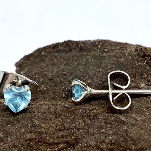 Sterling sølv øreringe med Zircon i hjerte form lys blå, ørestikker. Med 3 mm hjerte, der følger almindelig lås med. Prisen er pr. par