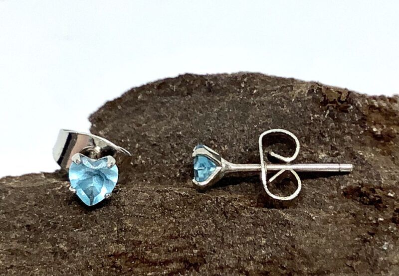 Sterling sølv øreringe med Zircon i hjerte form lys blå, ørestikker. Med 3 mm hjerte, der følger almindelig lås med. Prisen er pr. par