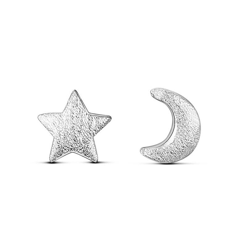 SHEGRACE Sterling sølv ørestikker med måne og stjerne, i Frosted design 4mm. Pinden der går igennem øret er ca 0.8mm